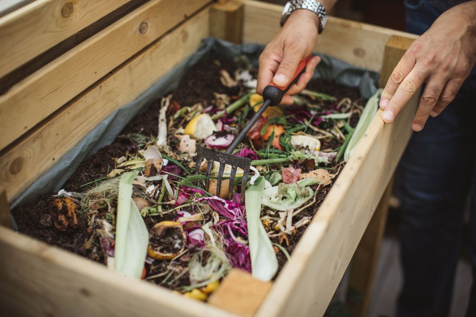 Intercalar capas de materia orgánica es clave para hacer compost.