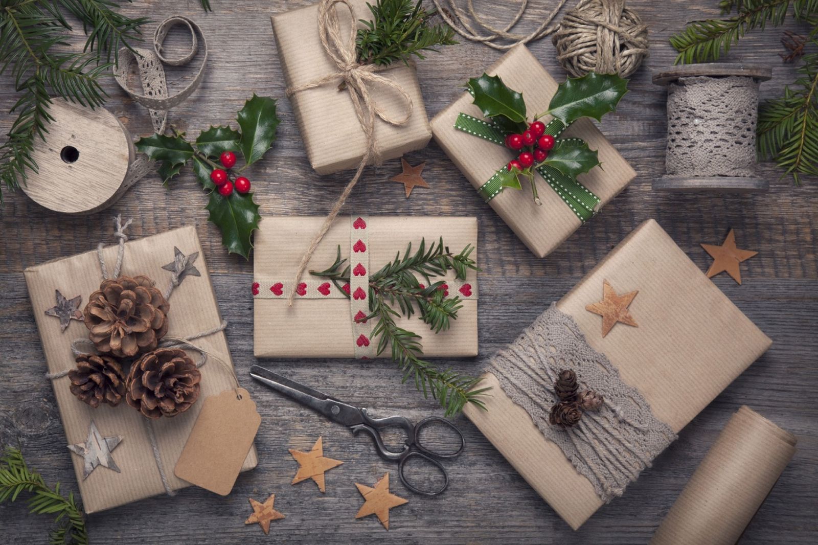Regalos de Navidad con envoltorio eco y adornos naturales.