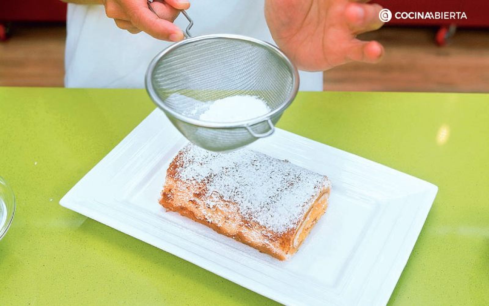 Mantén el colador a unos 5 cm del postre, para una cobertura uniforme Mantén el colador a unos 5 cm del postre, para una cobertura uniforme