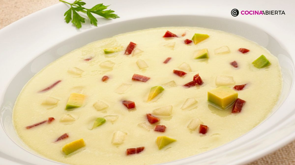 Sopa fría de melón y aguacate con jamón