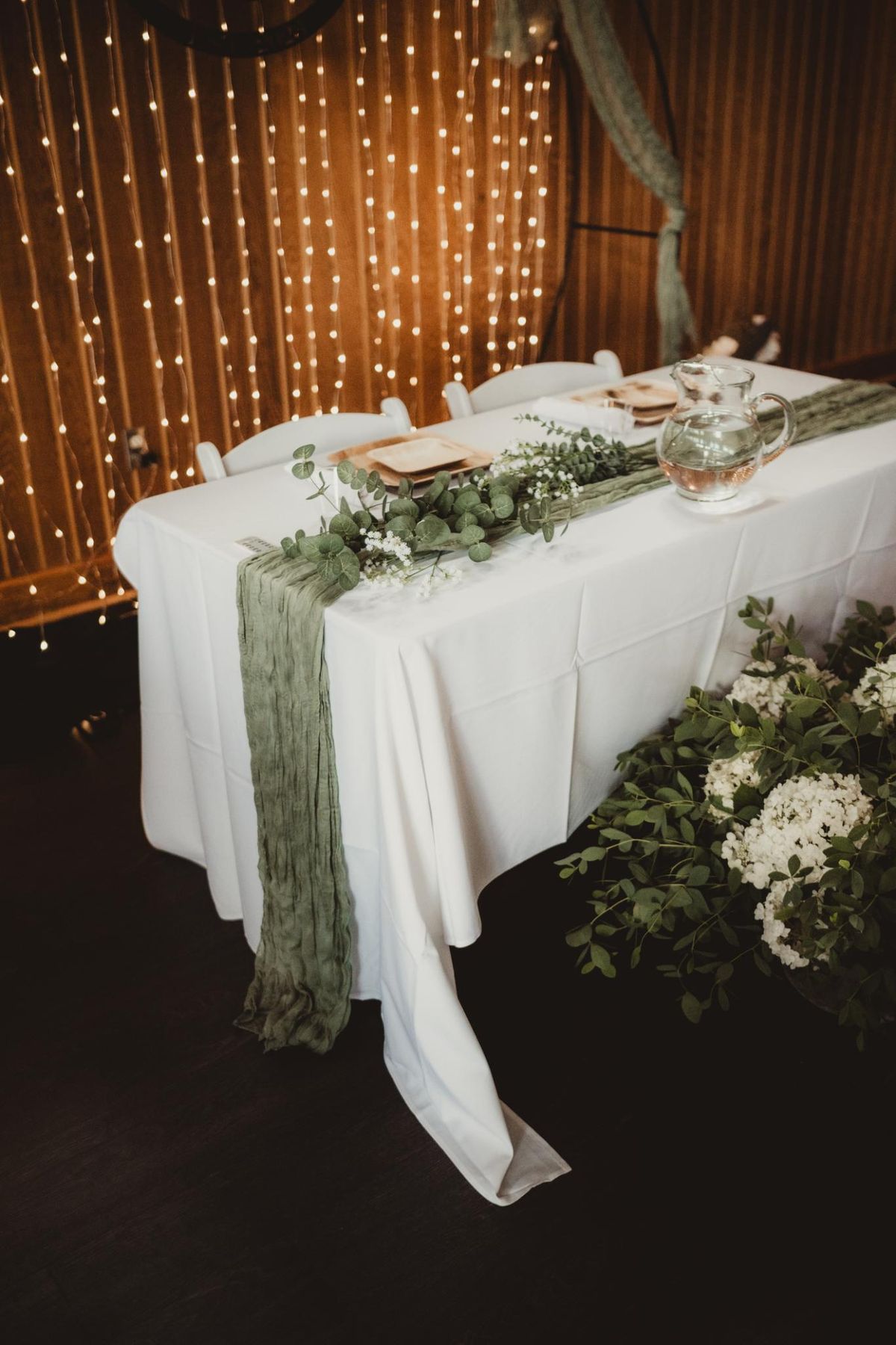 Mesa de celebración elegante con camino de mesa.