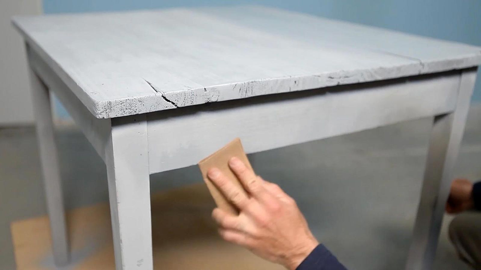 Como pintar una mesa con pintura al agua de efecto tiza paso 3 Como pintar una mesa con pintura al agua de efecto tiza paso 3