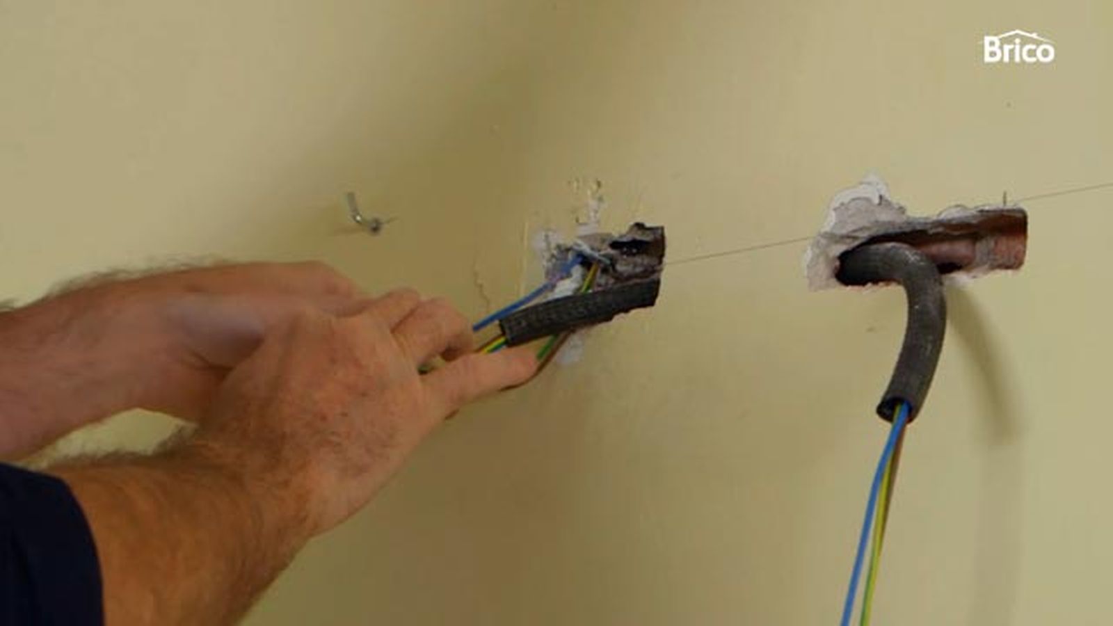 Cómo colocar revestimiento de pared de PVC paso 1 Cómo colocar revestimiento de pared de PVC paso 1
