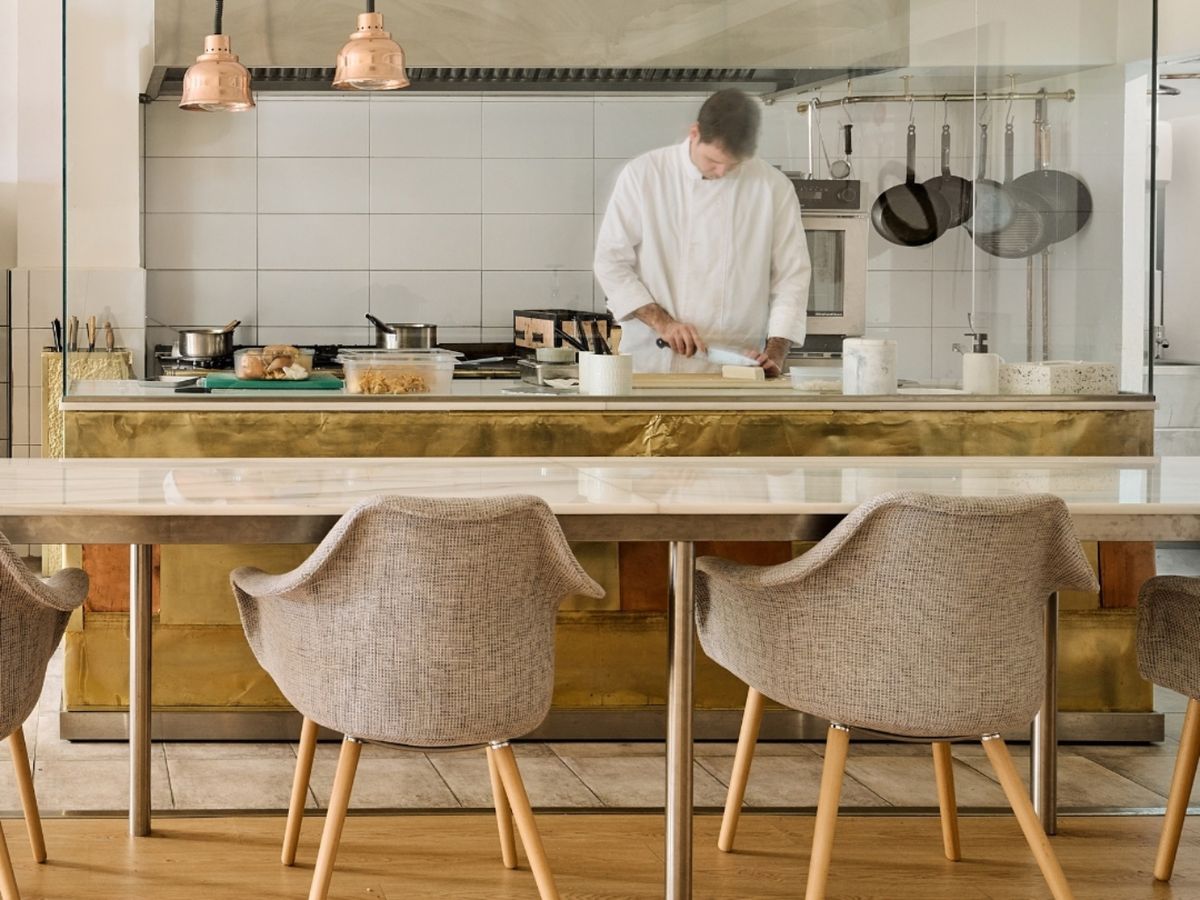 El chef prepara uno de los pases de su menú omakase en Playing Solo (Madrid), una experiencia íntima y creativa.