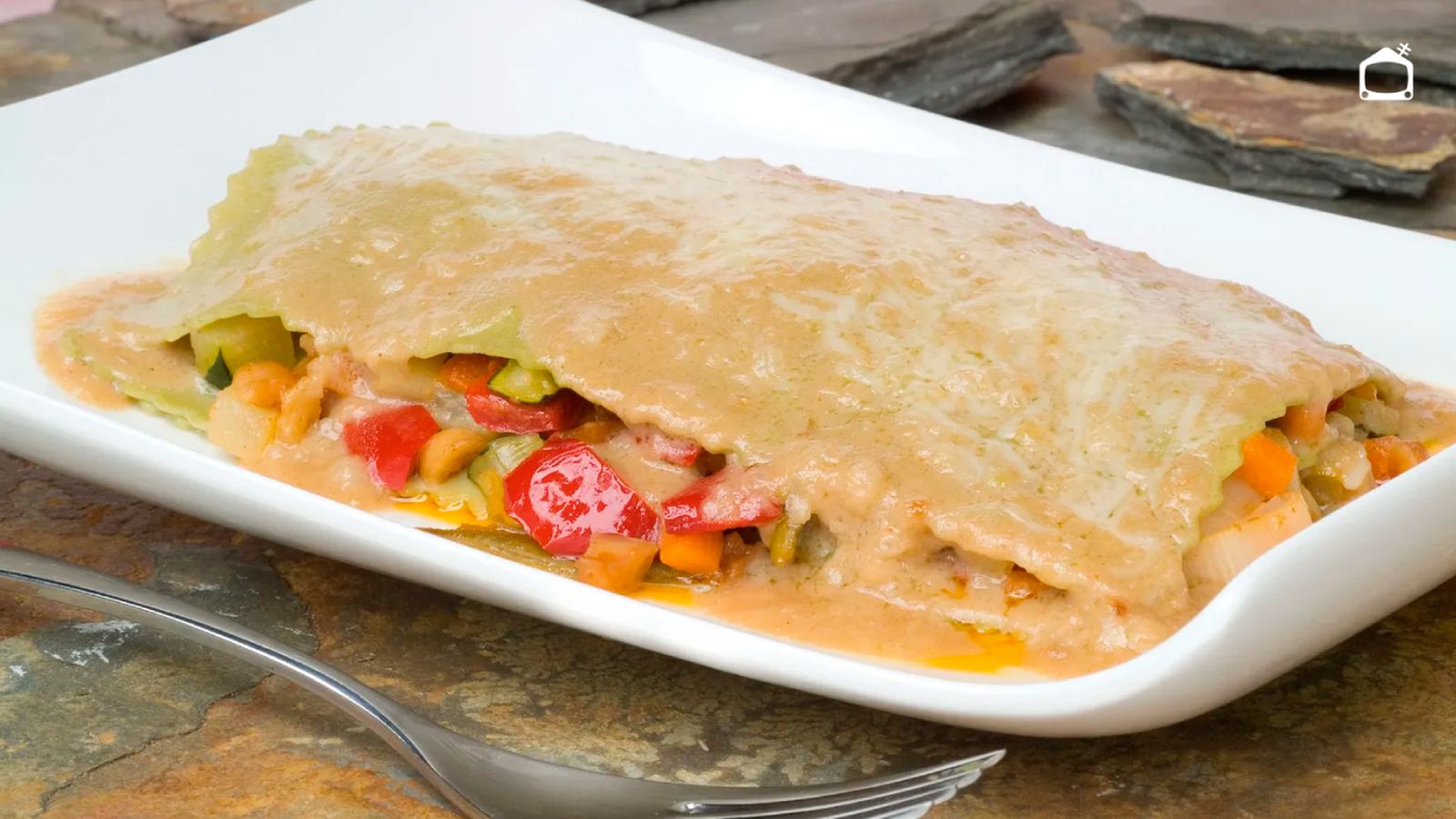 Una lasaña sorprendente donde las verduras y la salsa de cacahuete forman el tándem perfecto