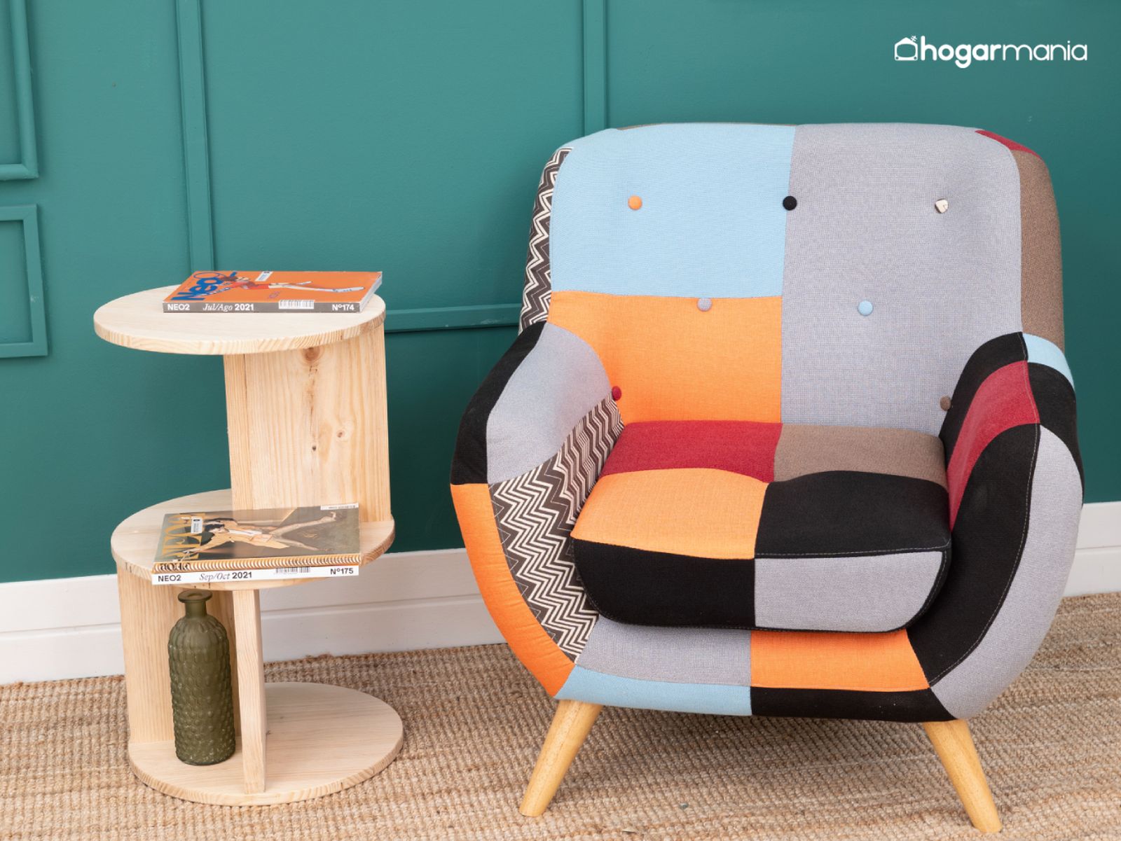 a mesa auxiliar original ya en su rincón final, perfecta como apoyo decorativo junto al sillón.