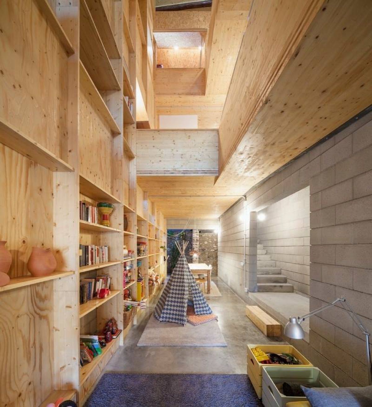 Casa entre medianeras con organización vertical.