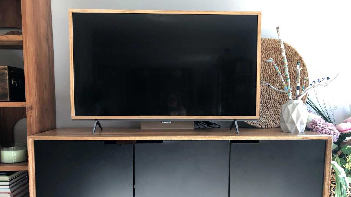 Televisor con marco de madera.