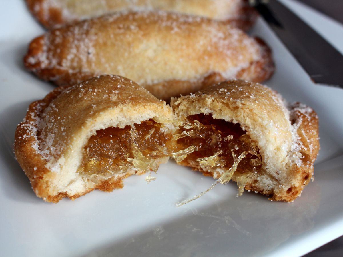 Pasteles de boniato rellenos, herencia árabe convertida en dulce tradicional de la Comunitat Valenciana.