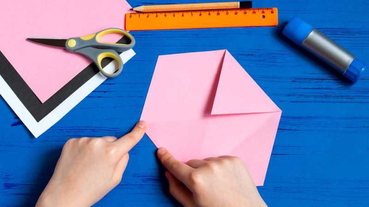 Dobla las cuatro puntas hacia el centro.