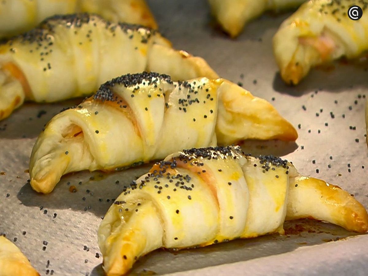 Hornea los mini cruasanes de salmón y queso