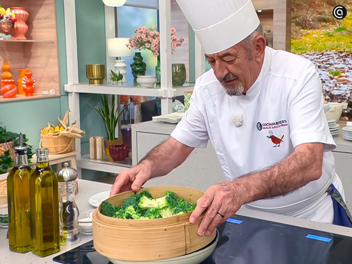 Cocina el brócoli al vapor para acompañar con la vinagreta templada