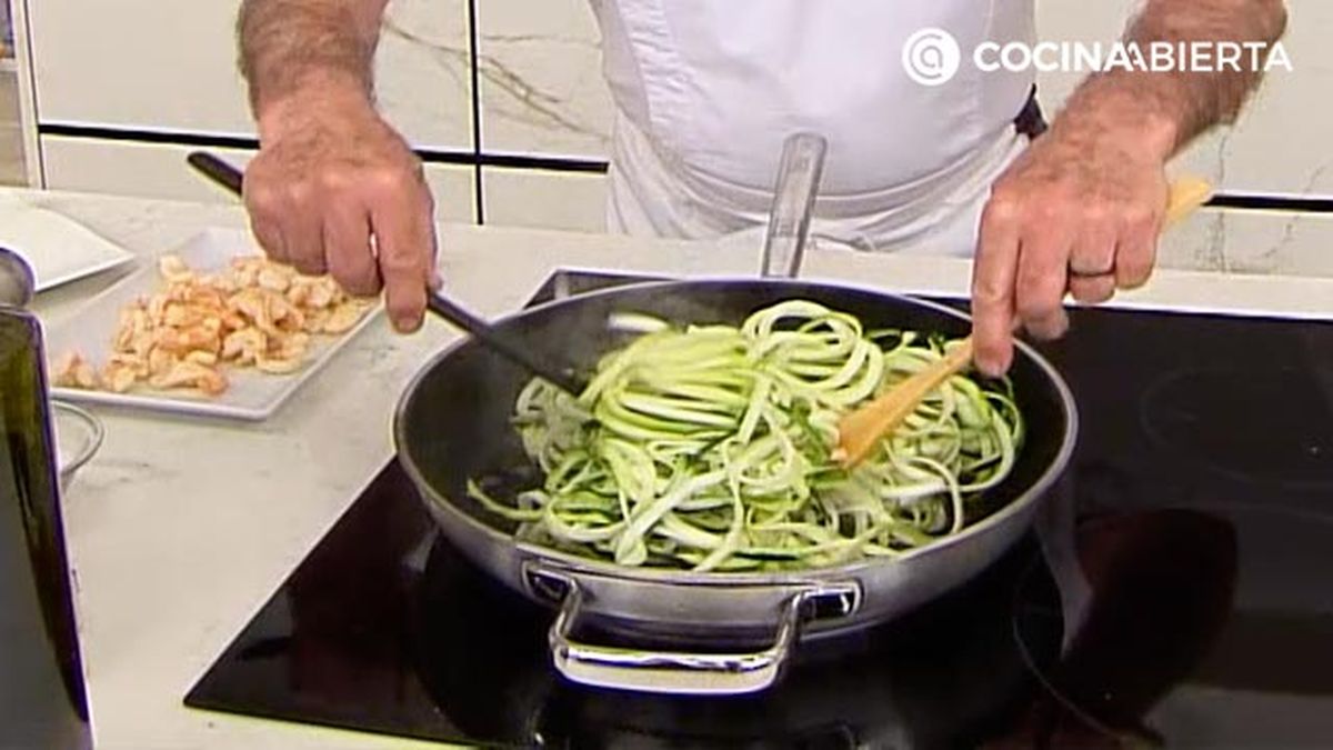 espaguetis de calabacin con langostinos receta karlos arguinano karl6765031 paso5