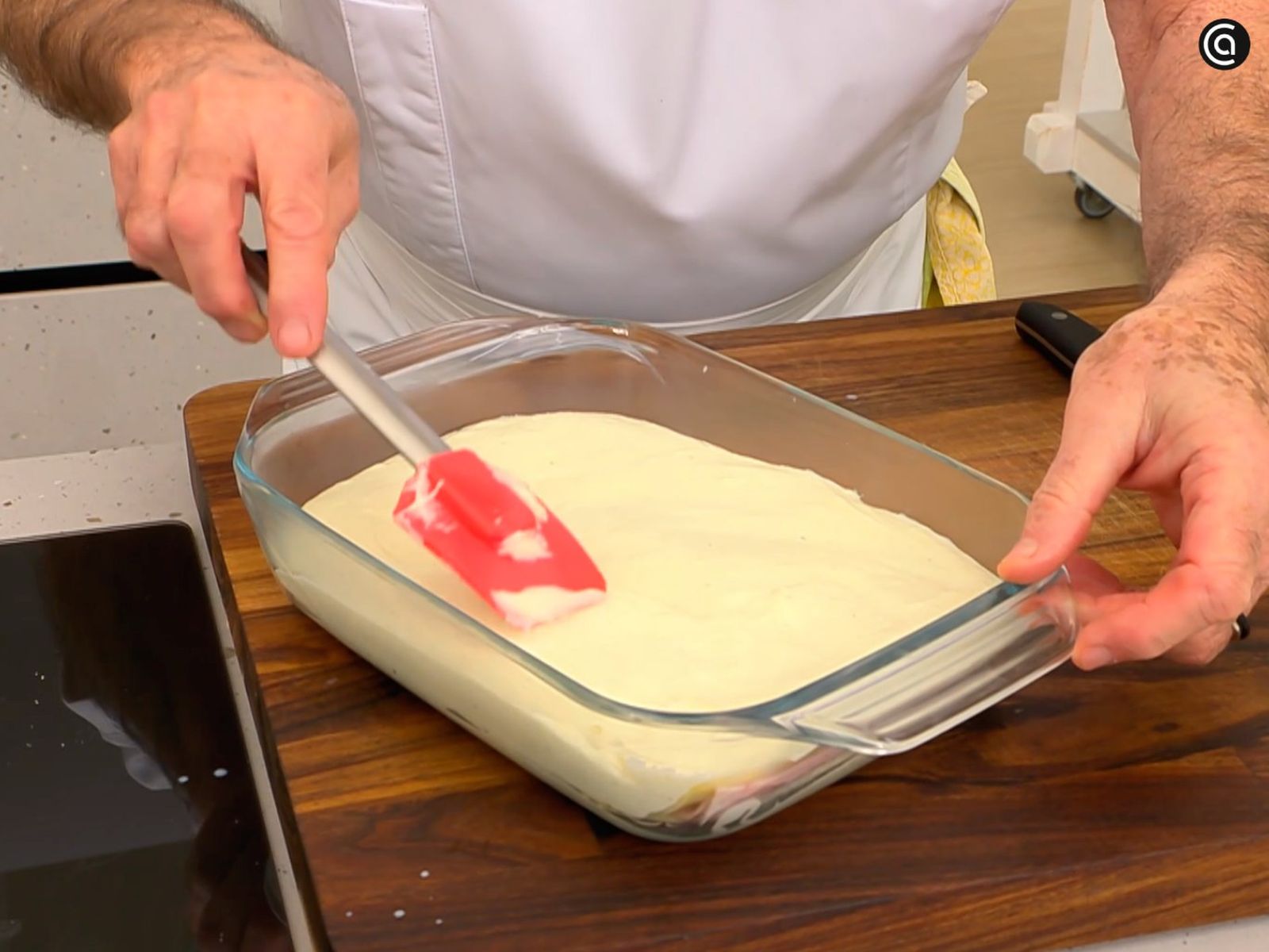 Pon el resto de la bechamel, deja atemperar y llévala a la nevera