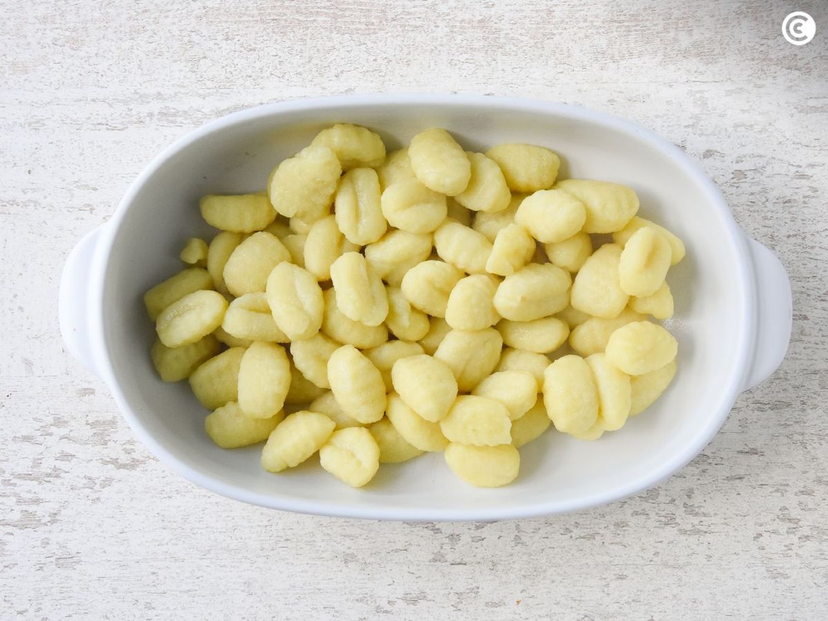 Cocer los ñoquis para hacer con tomate