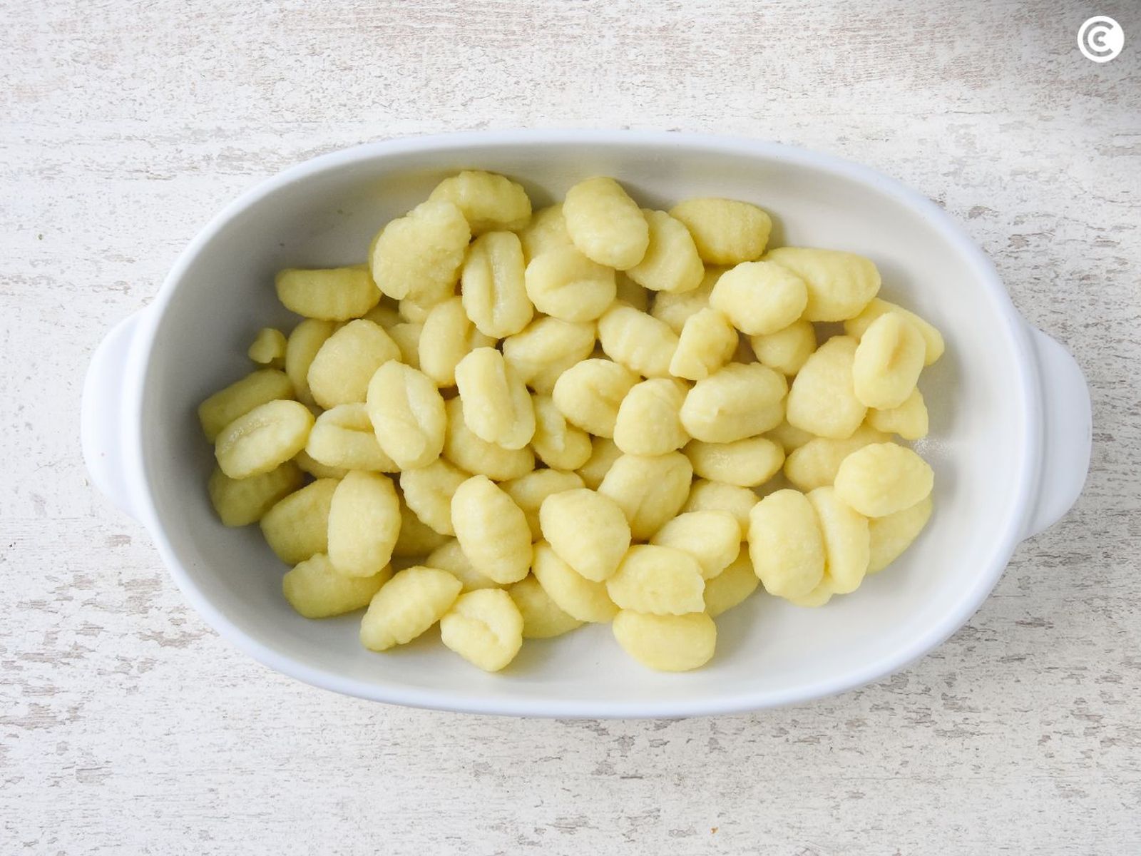 Cocer los ñoquis para hacer con tomate