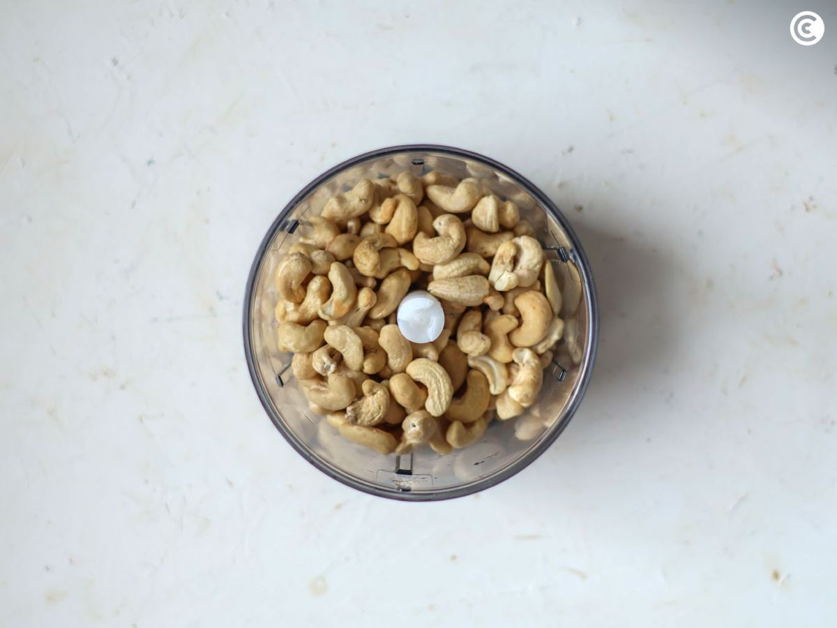 Anacardos en la procesadora de alimentos para hacer la crema
