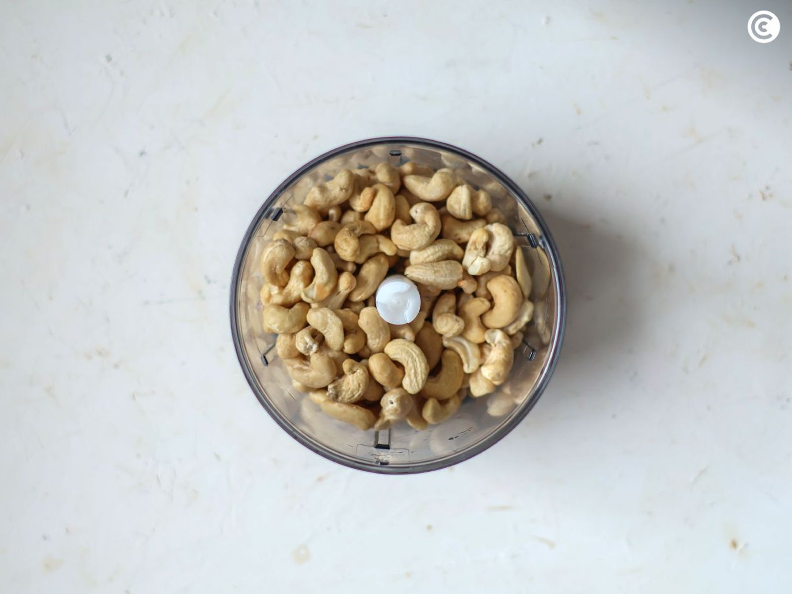 Anacardos en la procesadora de alimentos para hacer la crema Anacardos en la procesadora de alimentos para hacer la crema