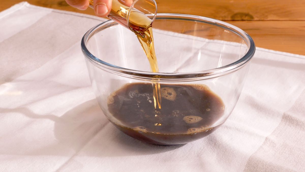 Combina el café con el amaretto para crear el delicioso baño que dará sabor a las capas del tiramisú