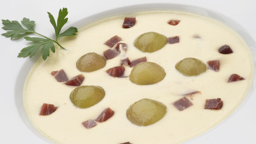 Receta de ajoblanco con uvas y jamón
