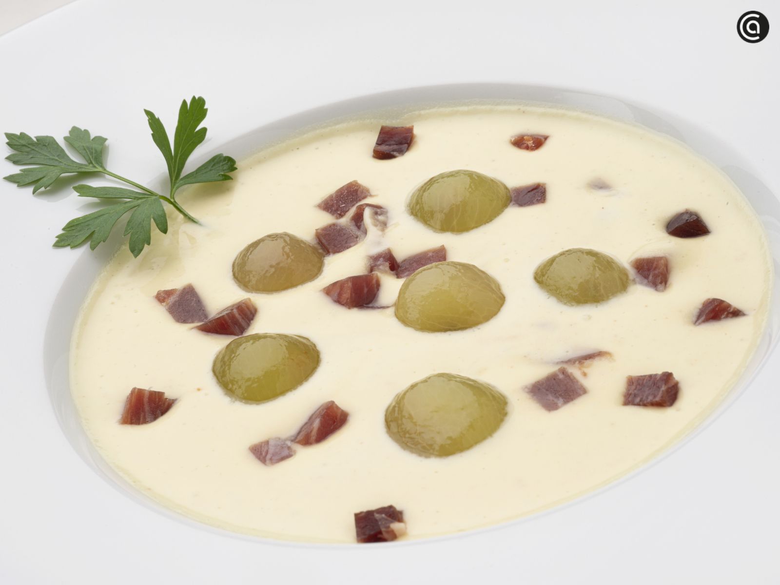 Receta de ajoblanco con uvas y jamón
