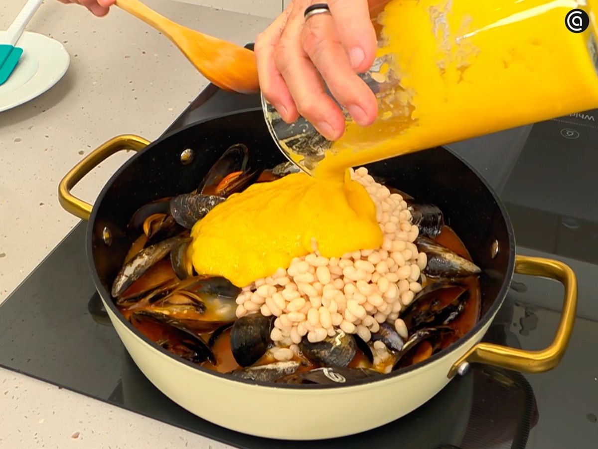 Añade las alubias y las hortalizas trituradas a la cazuela de los mejillones