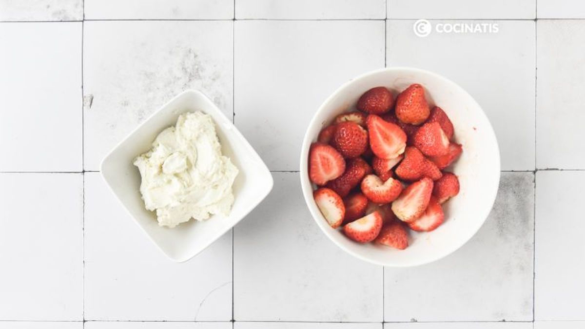Troceamos las fresas y batimos el mascapone / Fotos: Sonia Mas