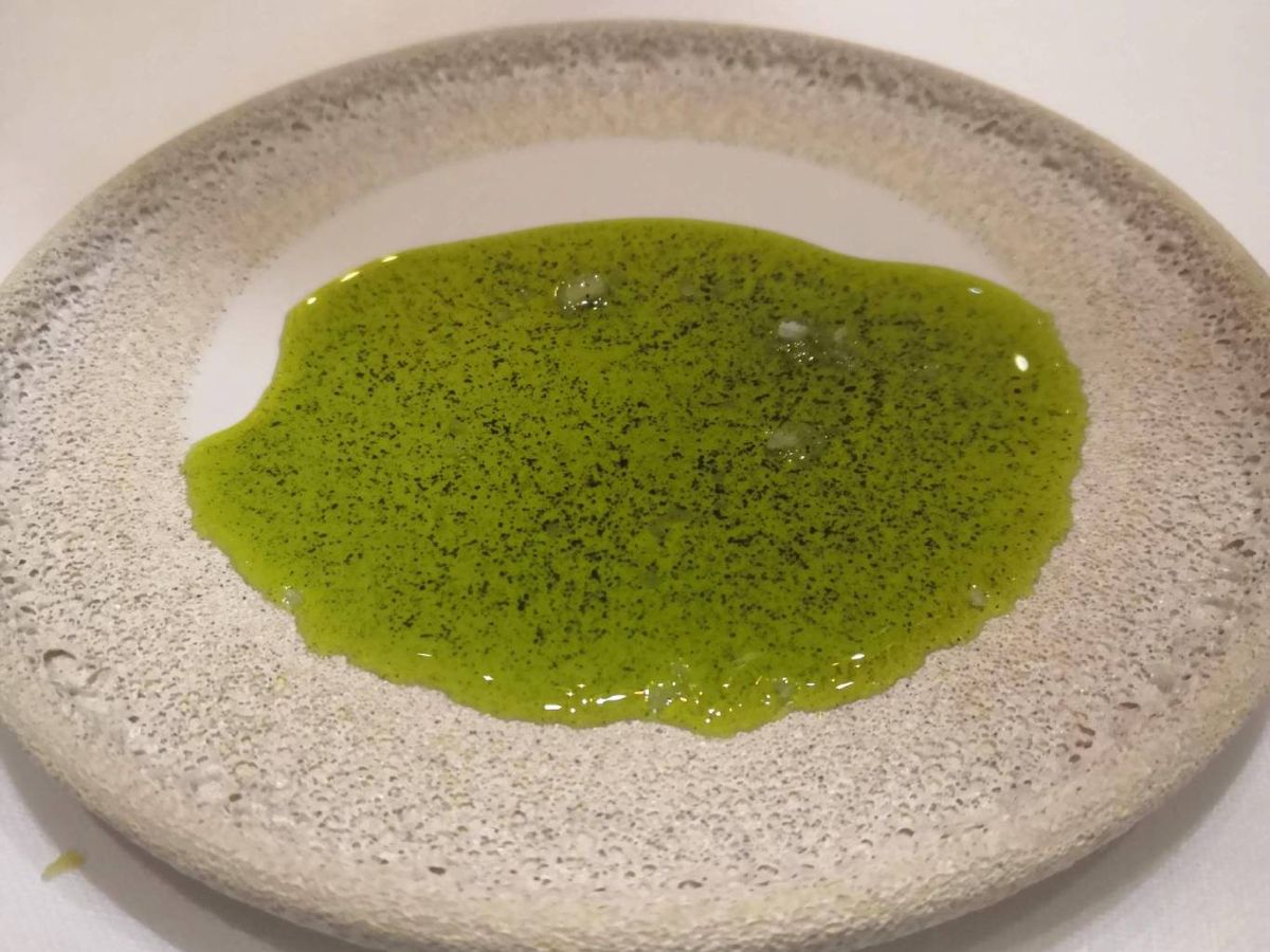 Plato con base de alga verde servido en el restaurante de Ángel León, pionero en cocina marina.