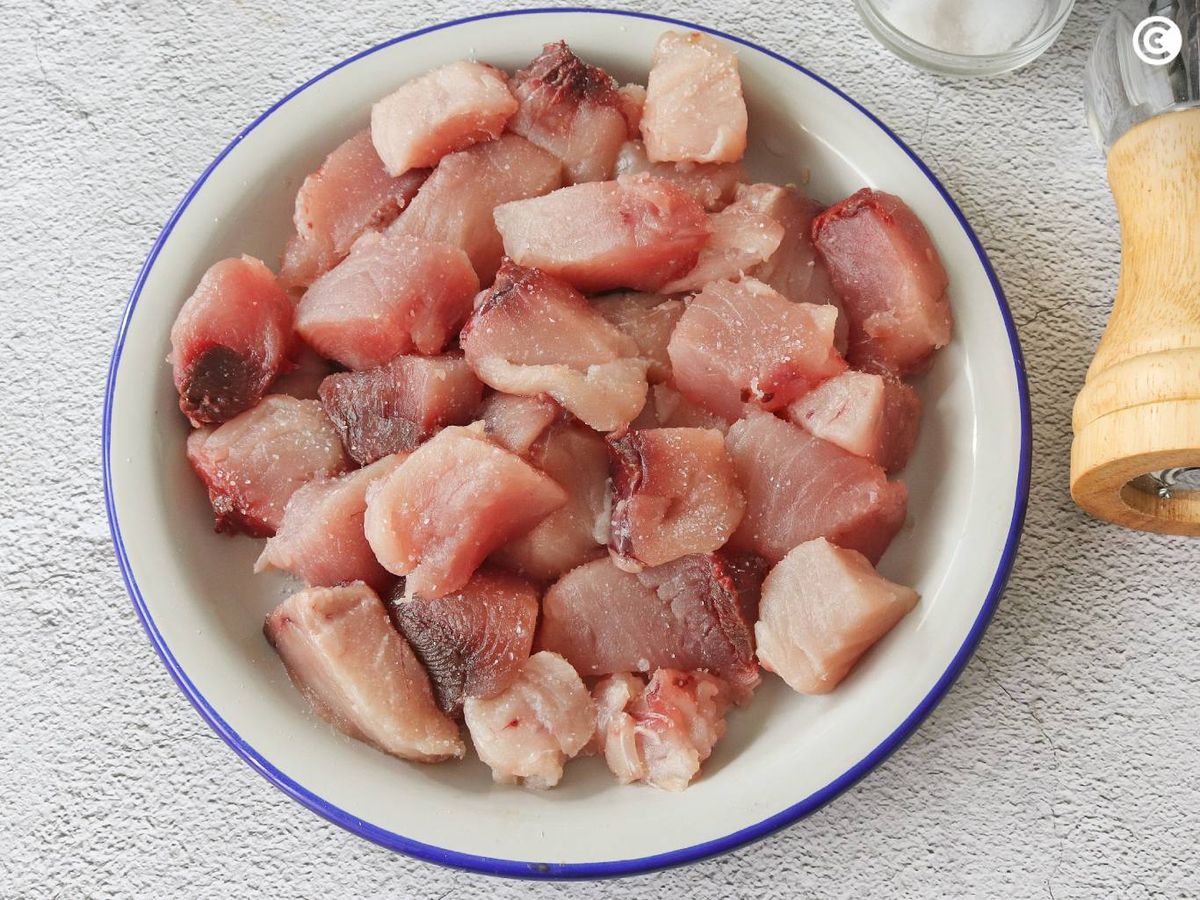 Salpimentar el bonito para hacerlo encebollado