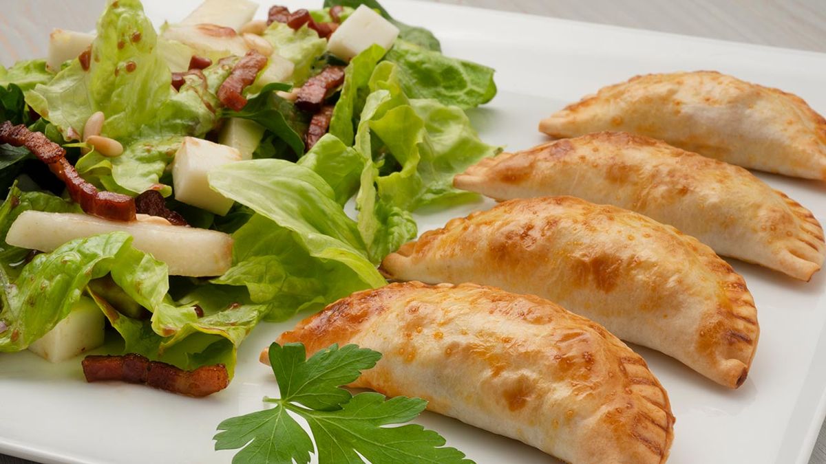Empanadillas de bacalao al horno con ensalada, receta de Karlos Arguiñano