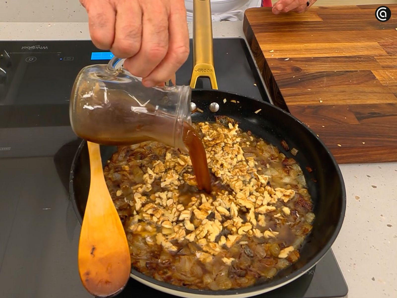 Dora la cebolla con las nueces, removiendo para que no se quemen