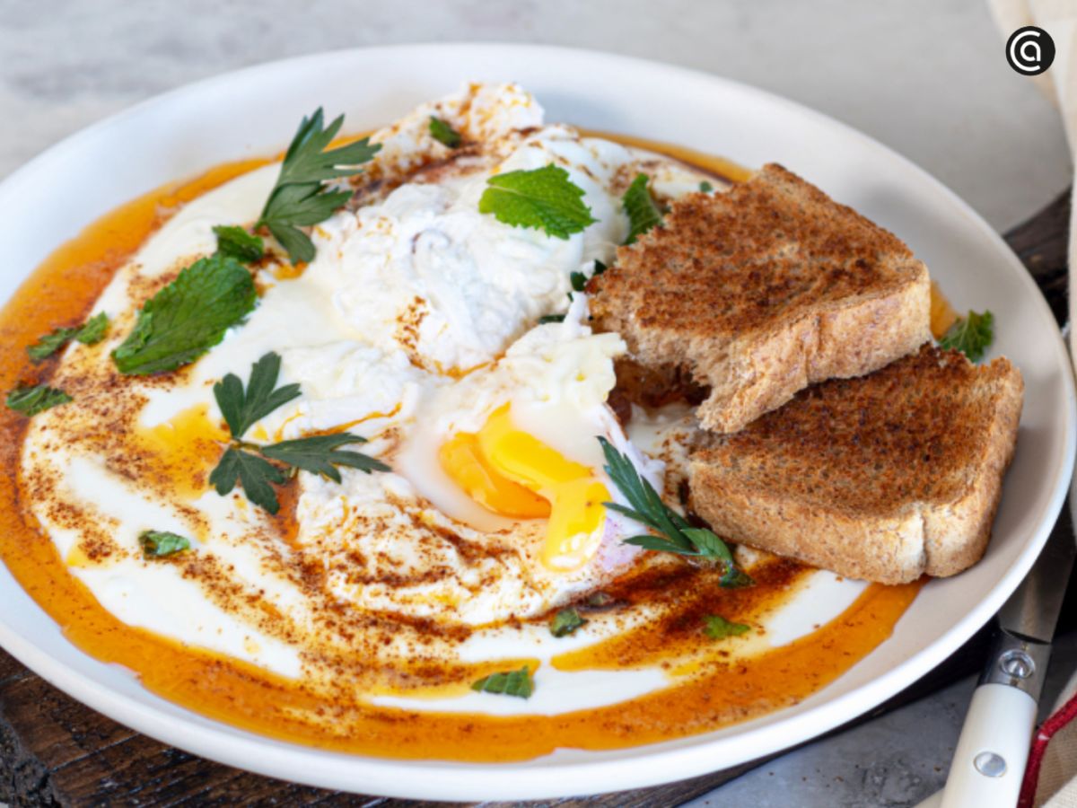 Huevos turcos, una receta para disfrutar de todo el sabor de unos huevos camperos o ecológicos.