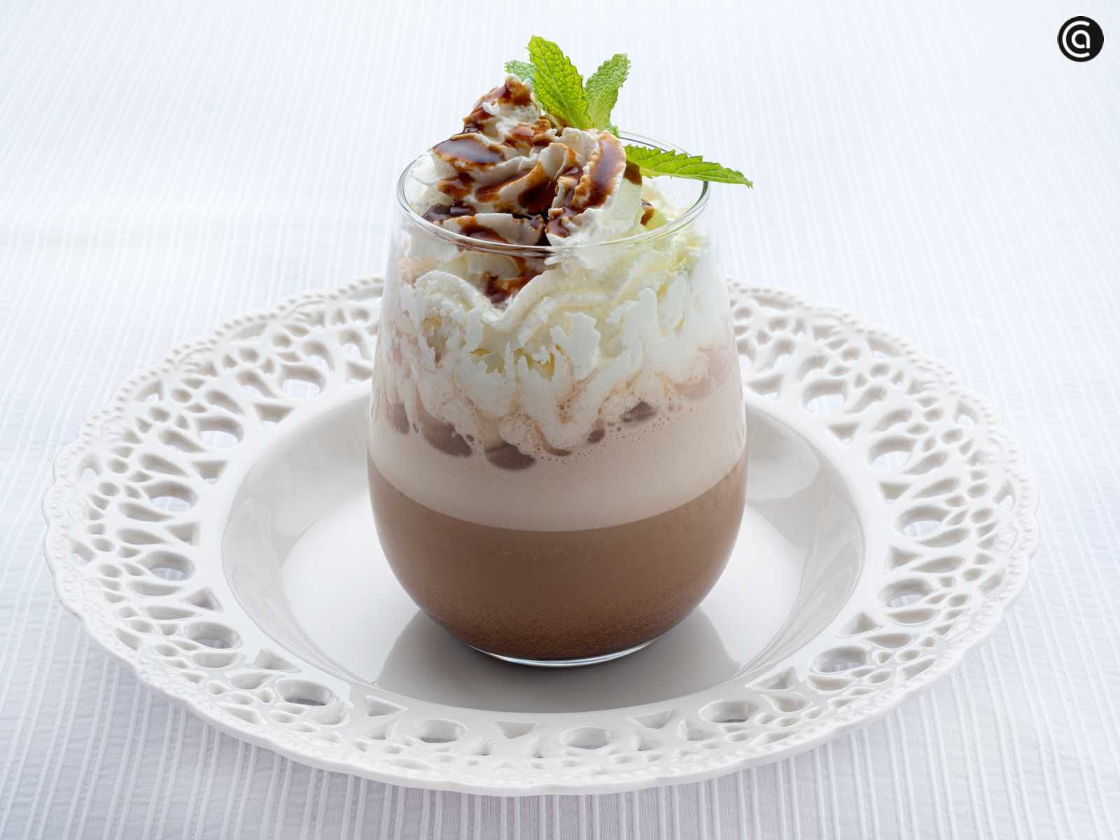 Café helado con nata y caramelo
