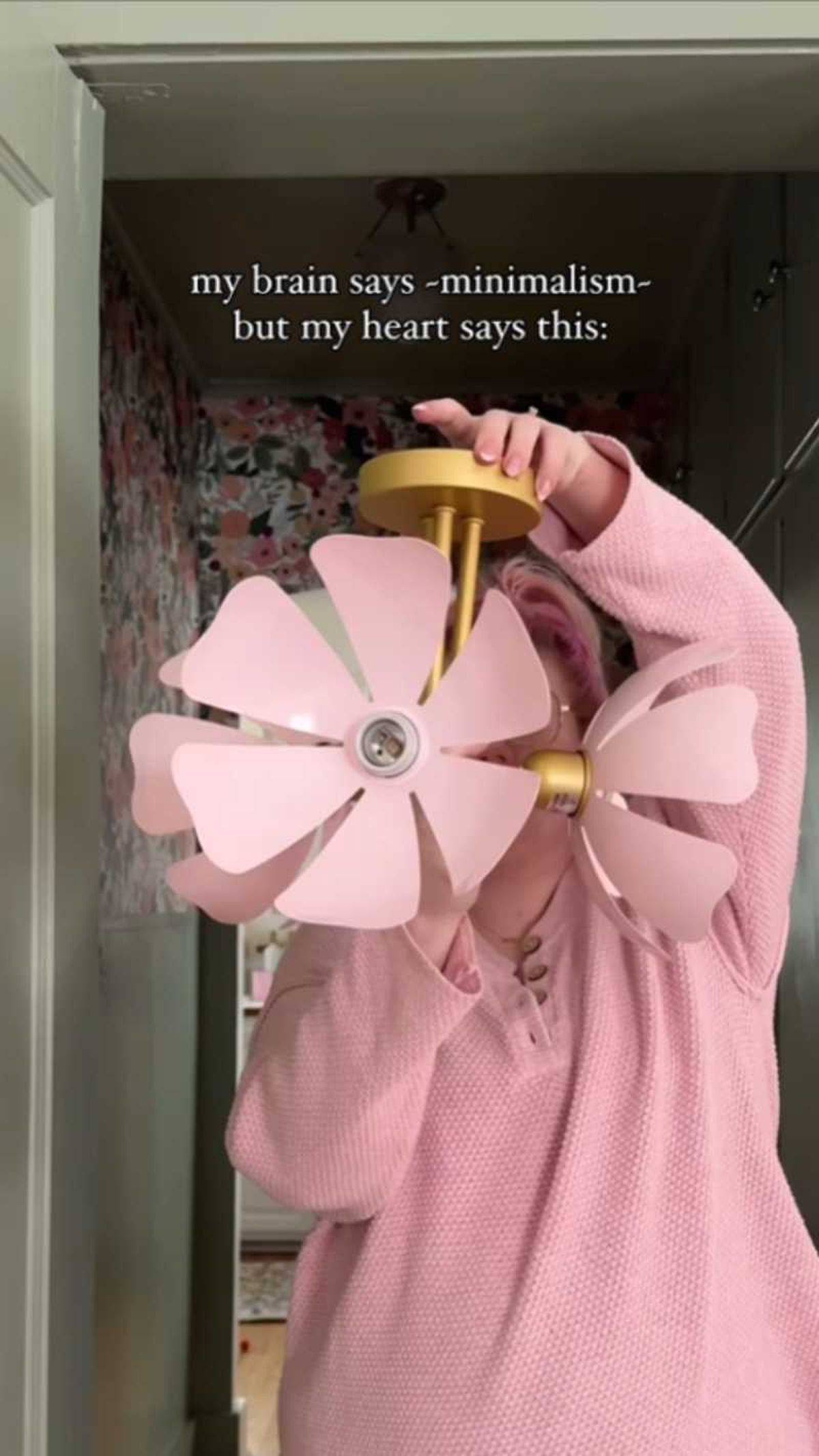 Emily Welch con la lámpara flor.