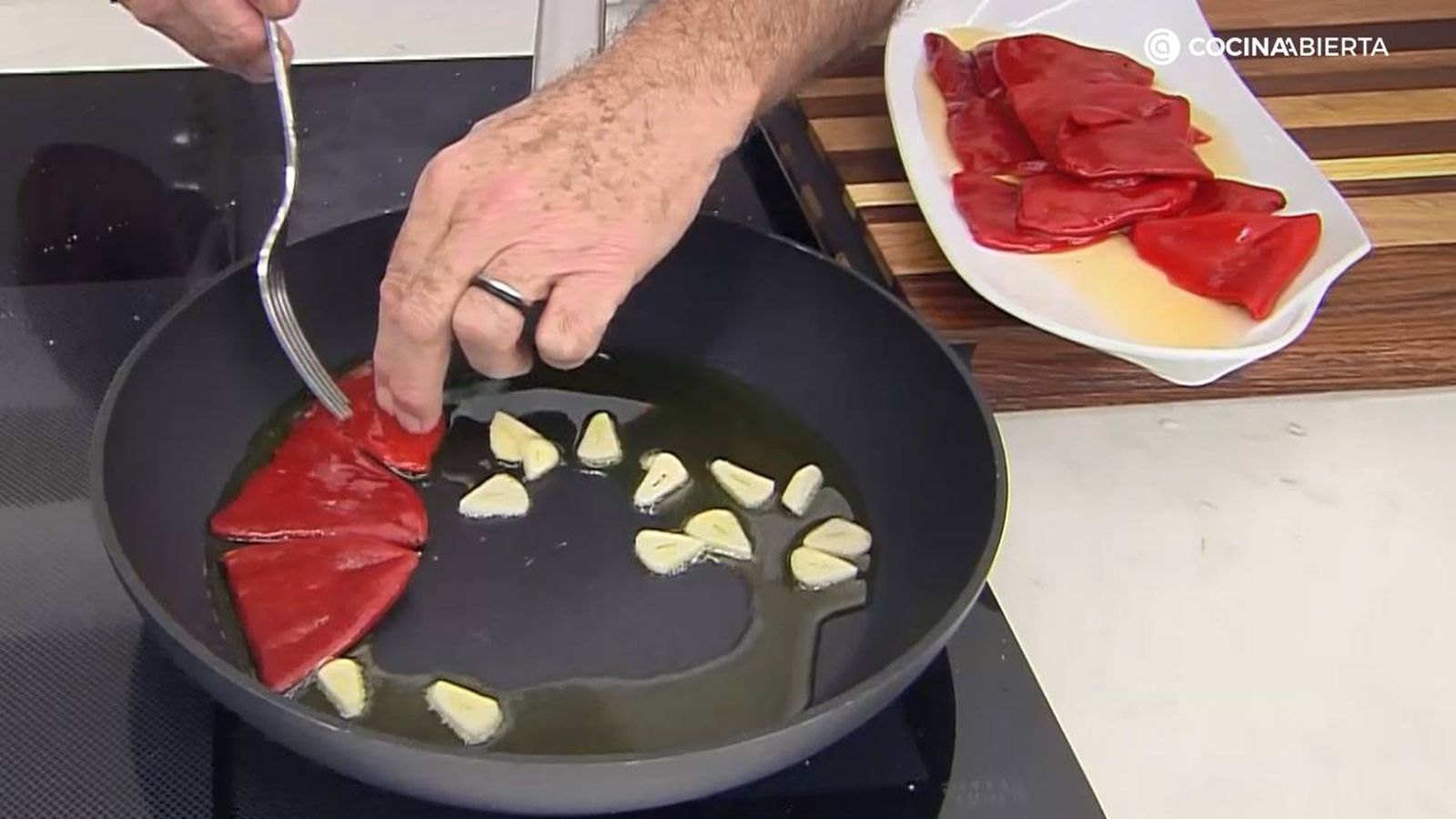 KARL7053 Merluza con salsa Villeroi con piquillos paso piquillo KARL7053 Merluza con salsa Villeroi con piquillos paso piquillo