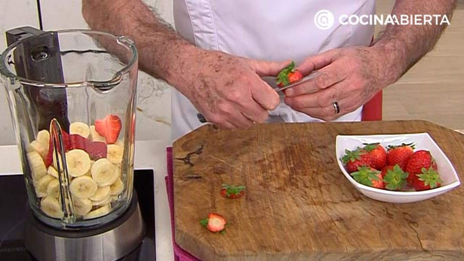 helado casero de fresas y platano con yogur receta karlos arguinano karl67430321 paso2 helado casero de fresas y platano con yogur receta karlos arguinano karl67430321 paso2