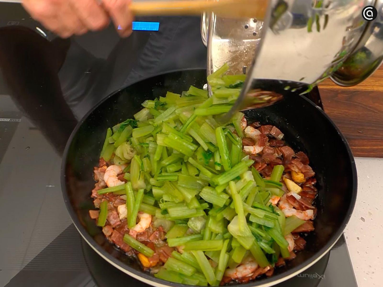 Sofríe las gambas junto al jamón en dados y las borrajas ya cocidas