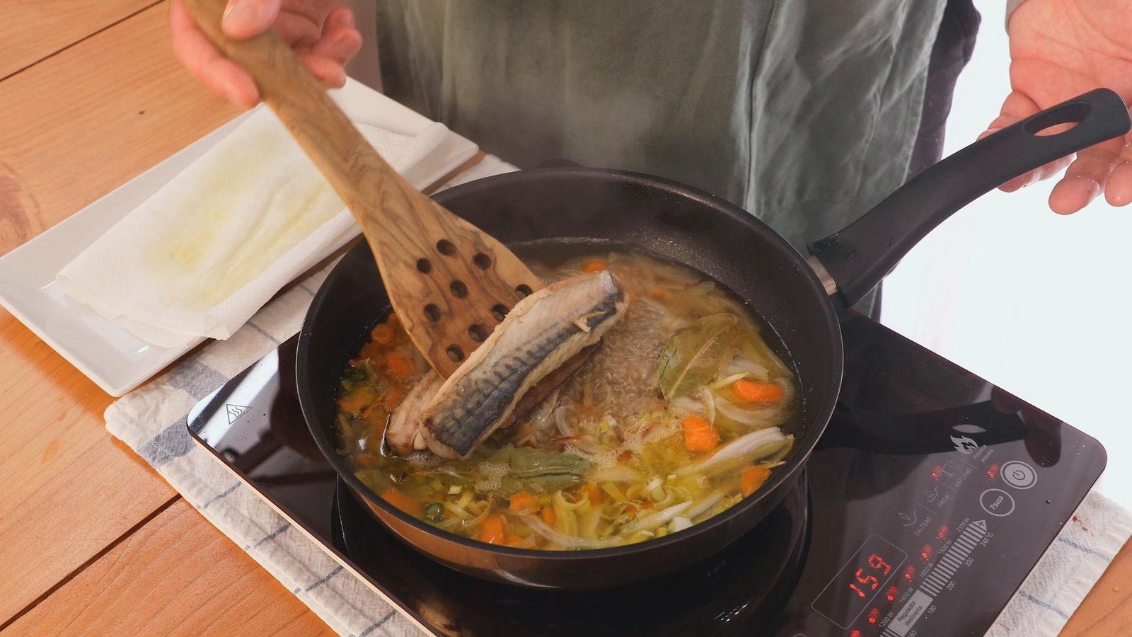 Añade el verdel y cocina unos 30 minutos Caballa o verdel en escabeche Paso 5