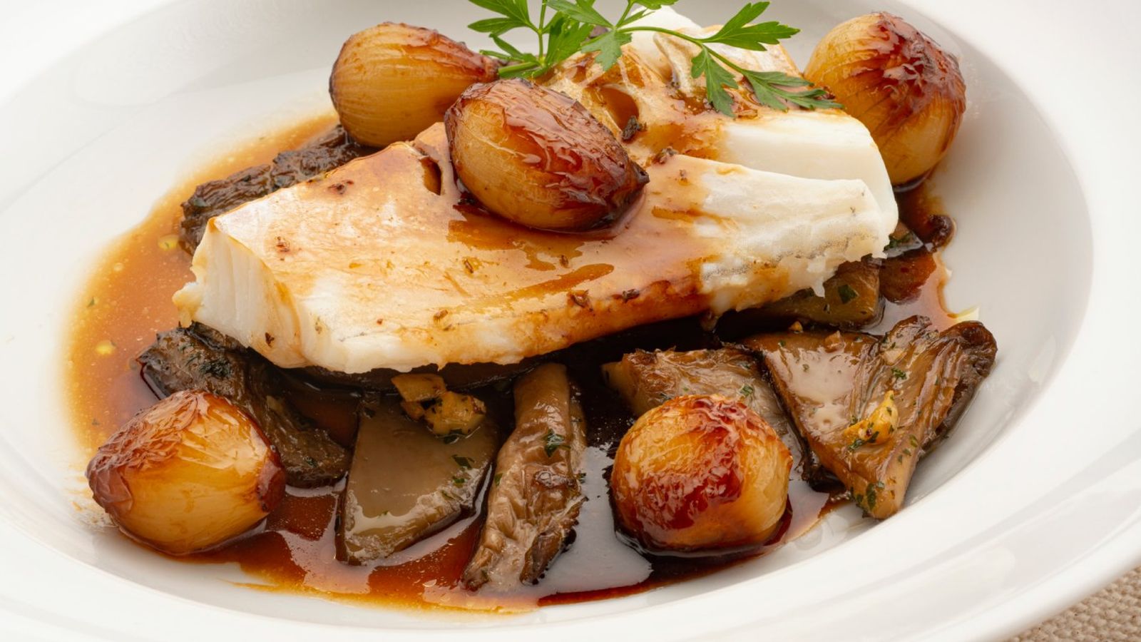 Aprende a preparar bacalao con setas y cebollitas glaseadas con Karlos Arguiñano
