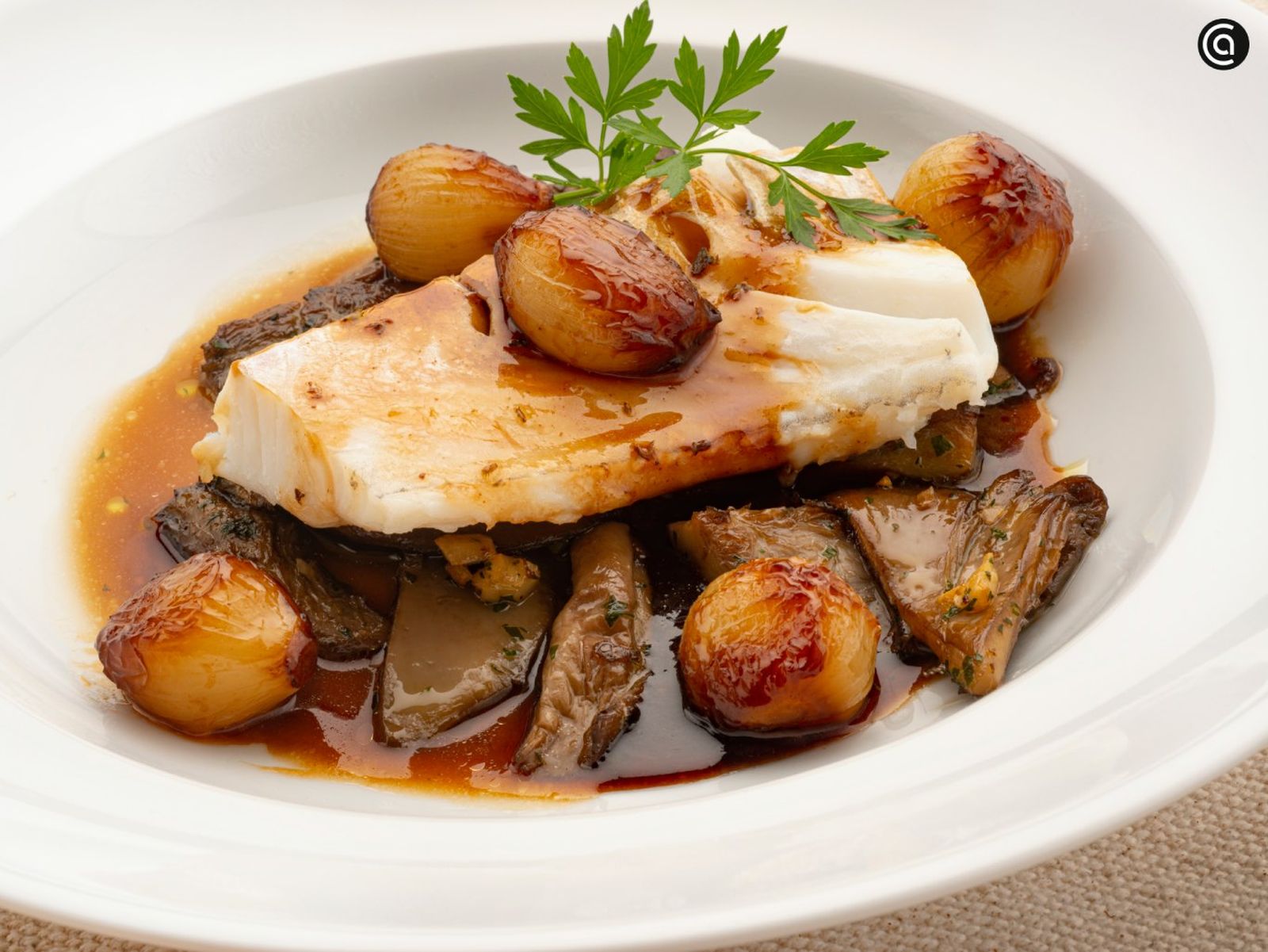 Aprende a preparar bacalao con setas y cebollitas glaseadas con Karlos Arguiñano