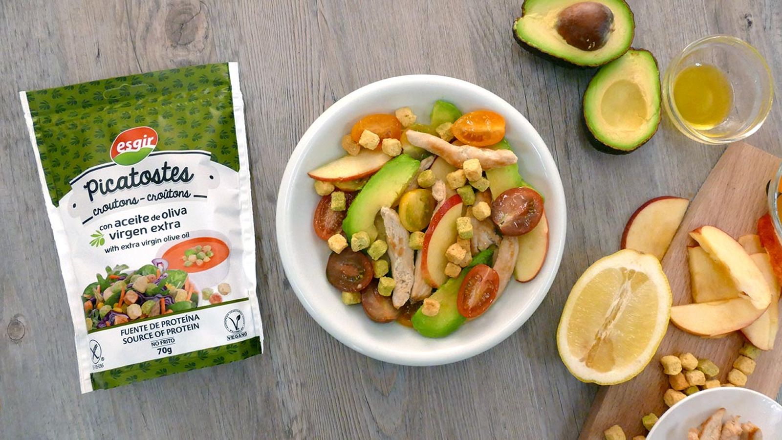 Ensalada de picatostes con manzana, aguacate y pollo  1