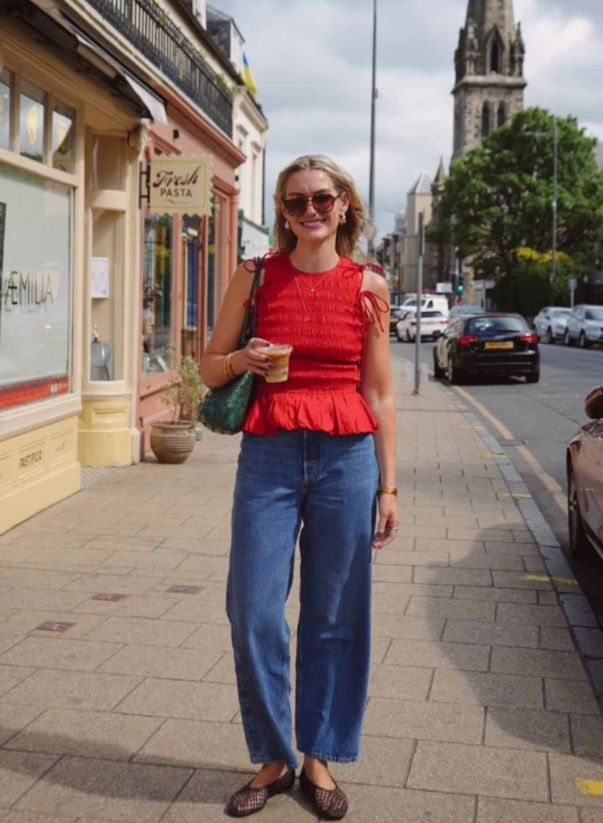 Vaquero azul recto con top de color.