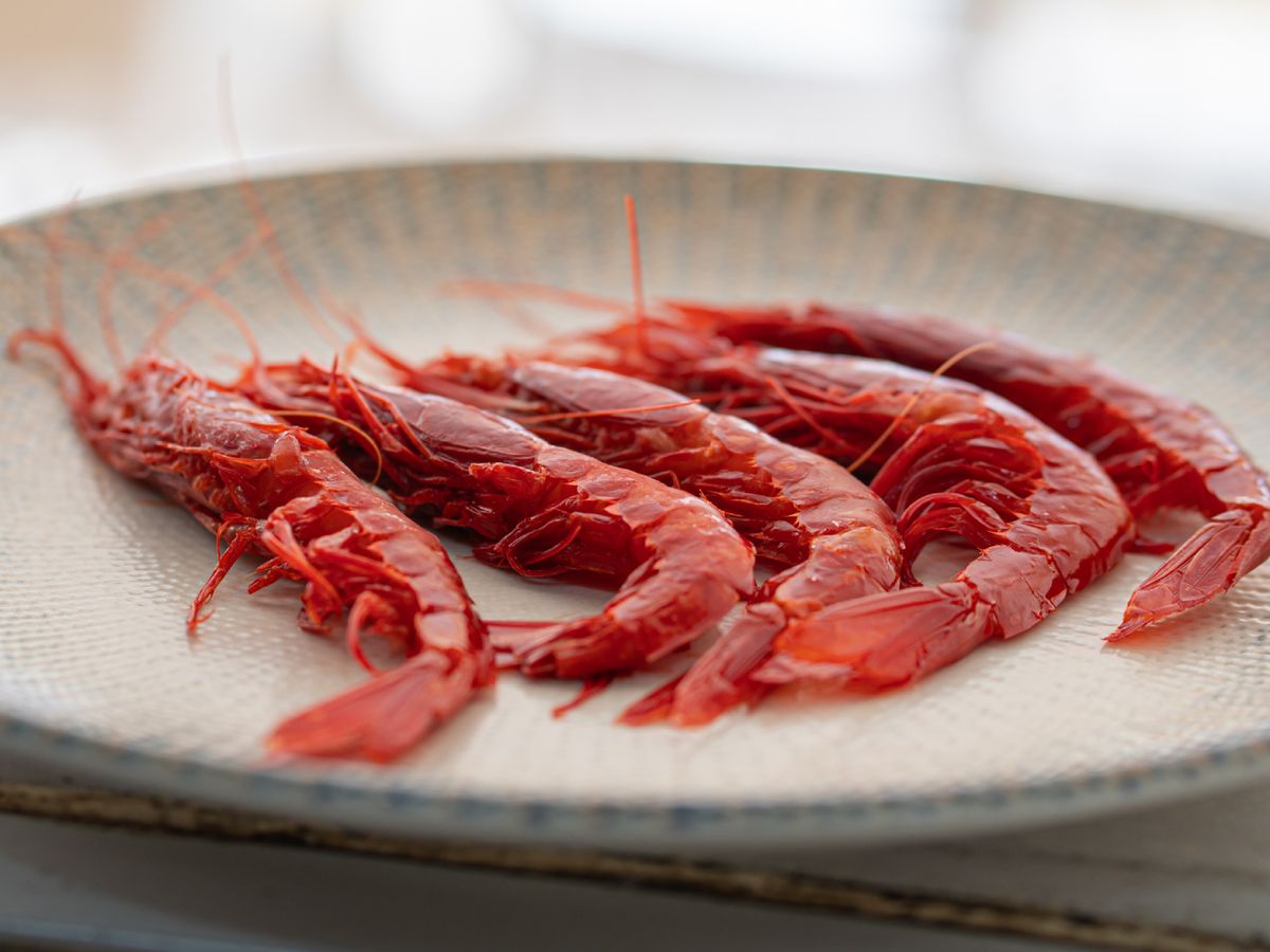 En mariscos como el carabinero, congelar en crudo y cocer al momento garantiza una textura más firme y sabrosa.