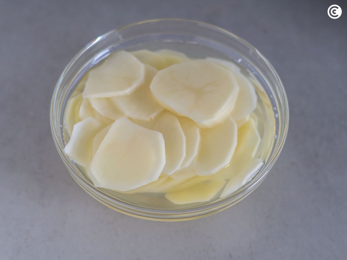 Patatas laminadas en remojo en agua fría