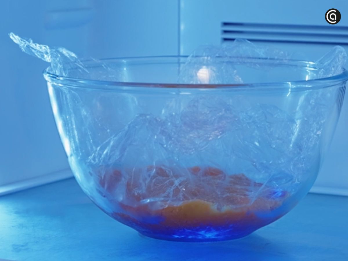 La masa se cubre con film transparente y se deja reposar en la nevera para que coja consistencia.