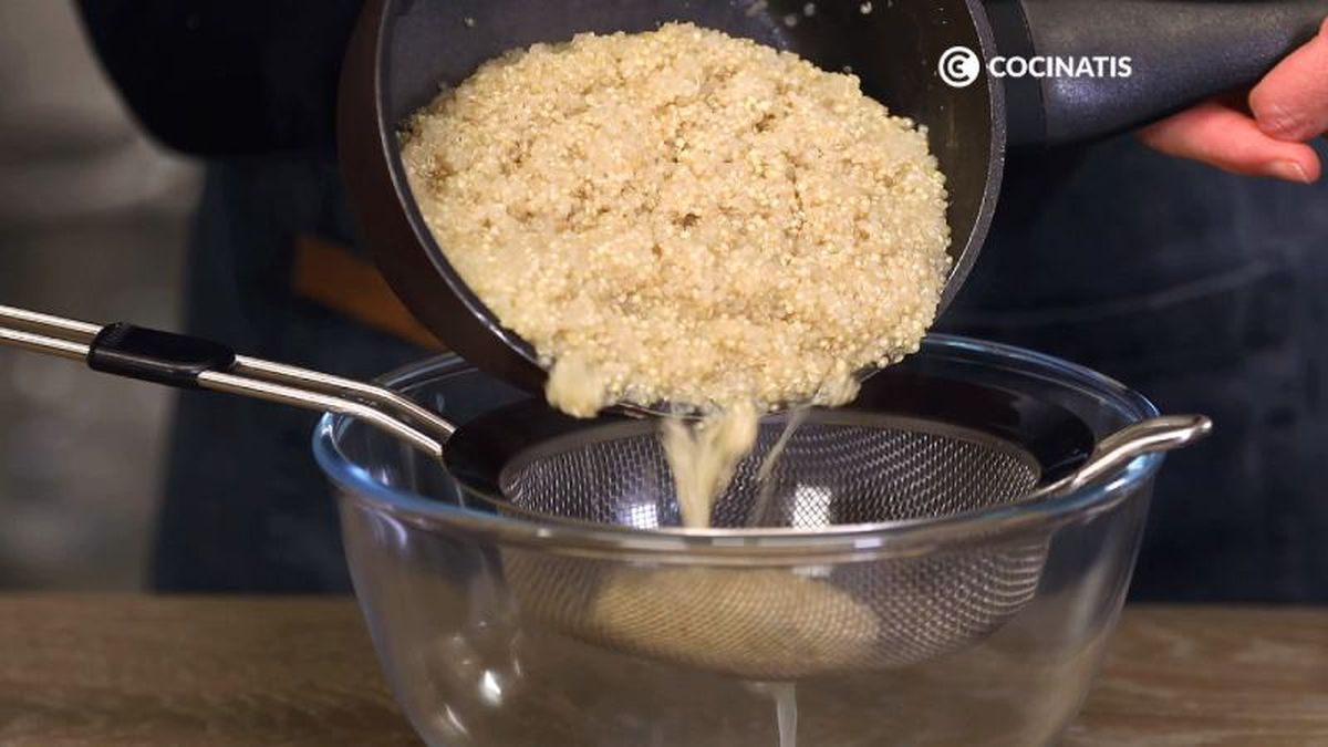 Pasa la quinoa a un colador y reposa cinco minutos
