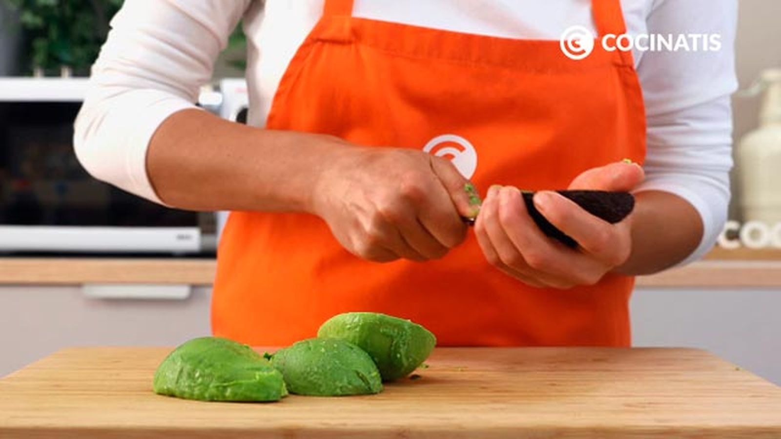 Pela y quita el hueso a los aguacates Receta de guacamole original mexicano paso 1