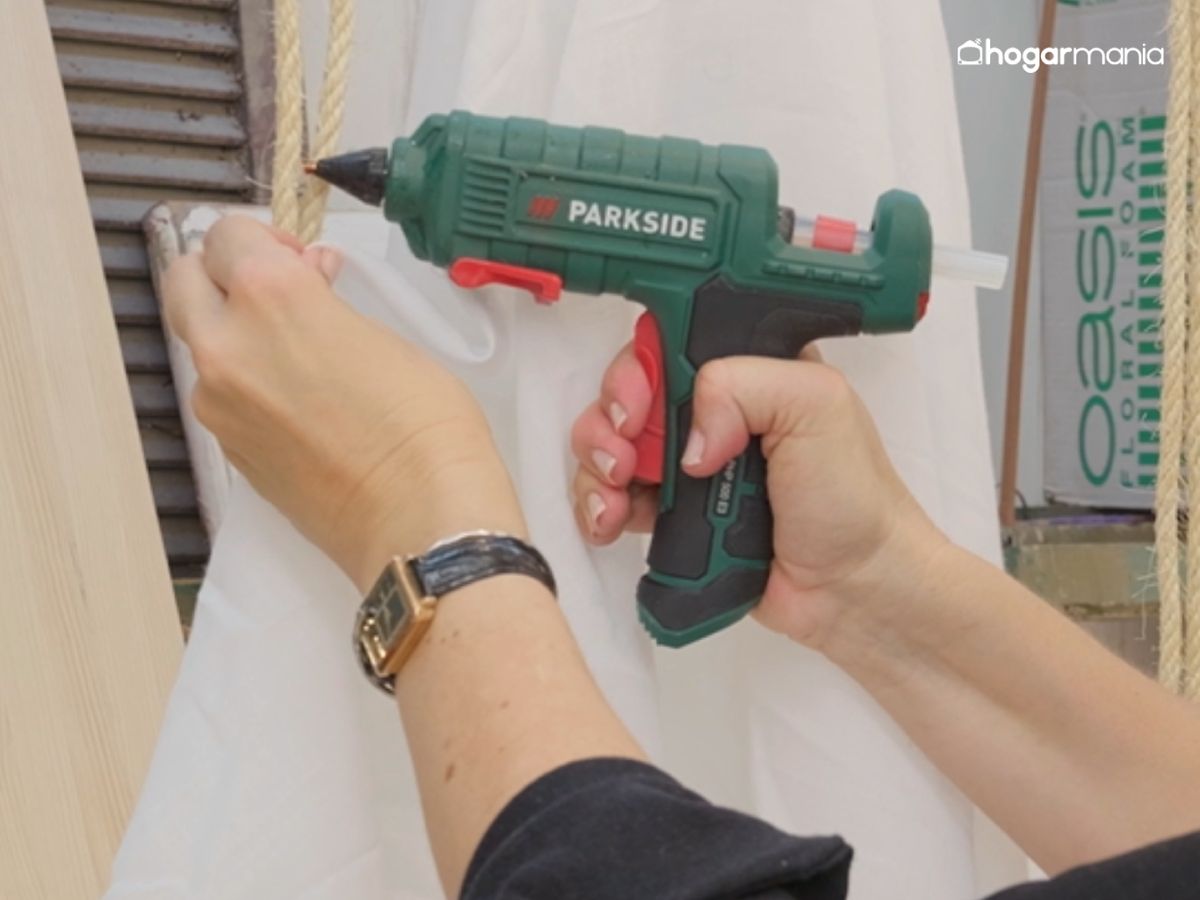 Fijamos la tela con silicona caliente y pegamos los ojos de fieltro.