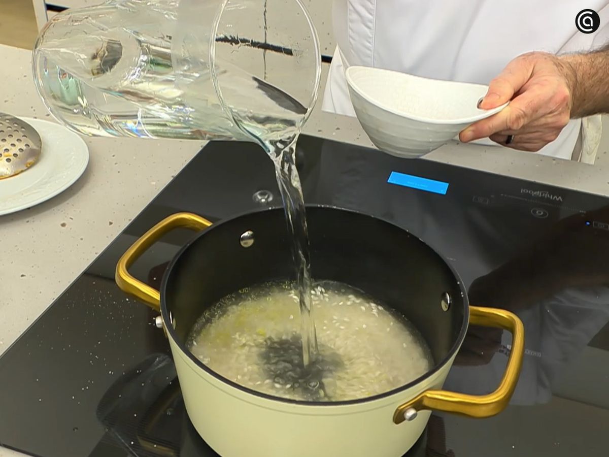 Cocina el arroz con un diente de ajo para darle más sabor