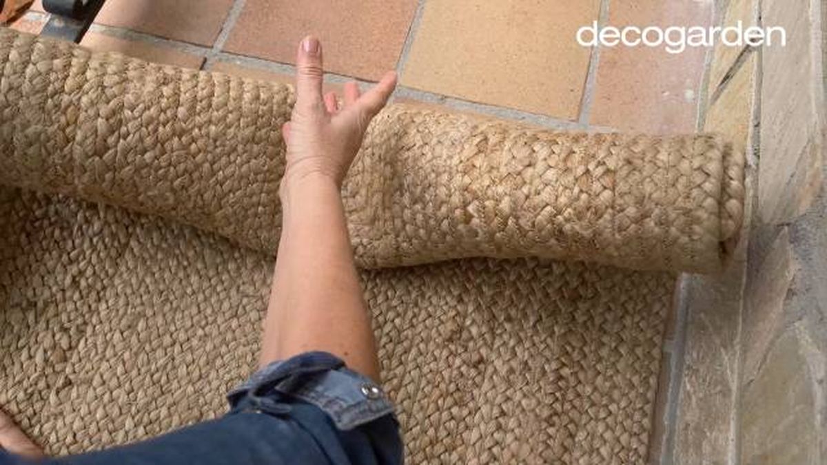como decorar un balcon alfombra fibras naturales